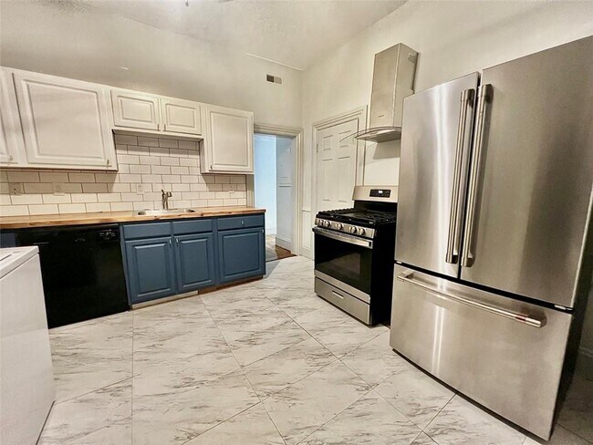 Building Photo - 130 Cypress St