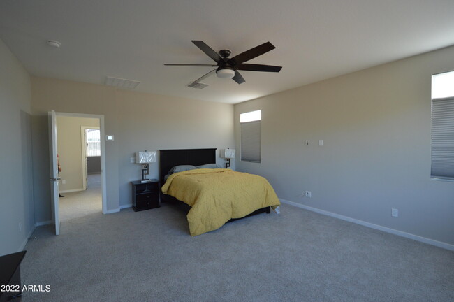 Building Photo - 1326 W Coyote Dr