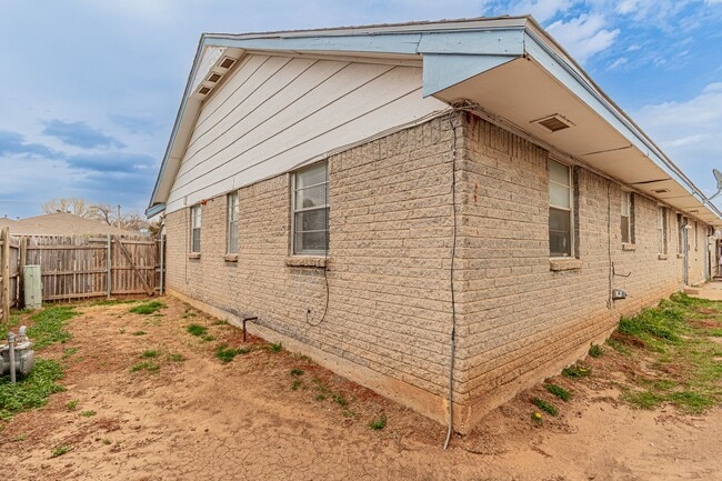 Building Photo - 4 Bed 2 Bath in SW Oklahoma City