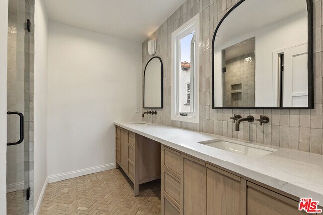 Building Photo - 428 S Bedford Dr