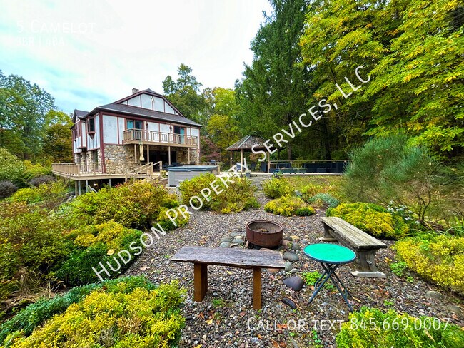 Building Photo - 5 Camelot-