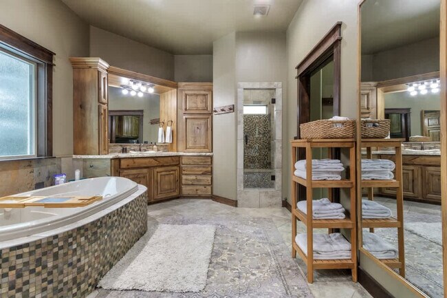 Building Photo - 5605 N Morpheus Pl
