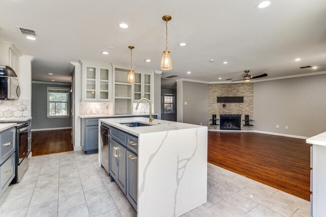 Building Photo - 320 S Mesa Verde Way