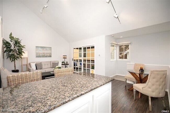 Building Photo - 2 br, 1.5 bath Condo - 416 .5 Acacia Avenue