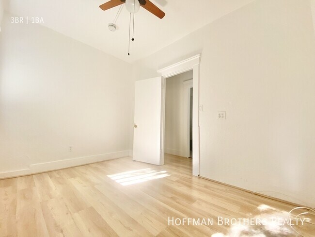 Building Photo - 402 N Ave 54