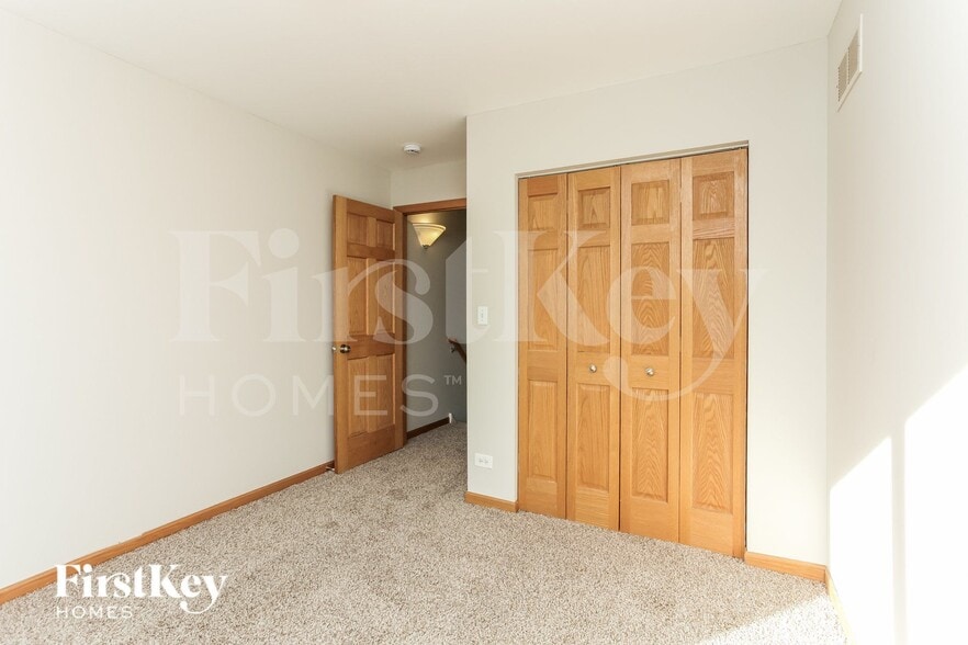 Building Photo - 932 Symphony Dr