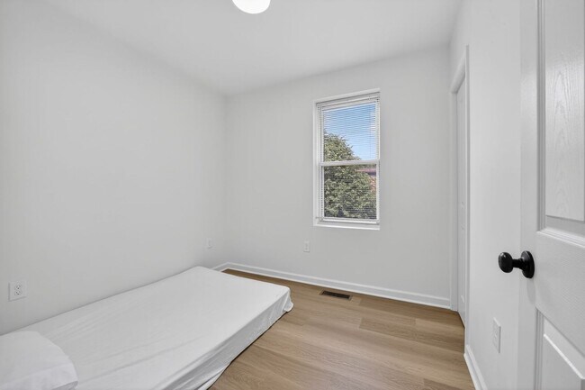 Building Photo - Spacious 6BR Rowhome in Prime DC Location