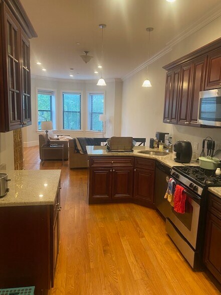 Primary Photo - 1081 Beacon St