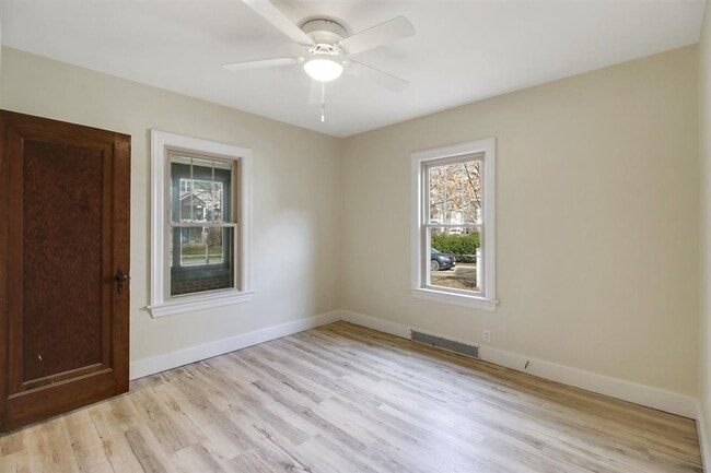 Building Photo - 5 bed, 3 bath updated home on Campus -  AVAILABLE AUGUST 2026