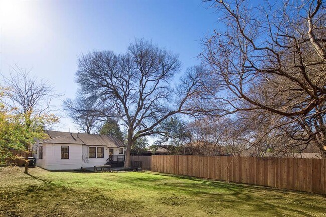 Building Photo - 1704 Northwood Rd