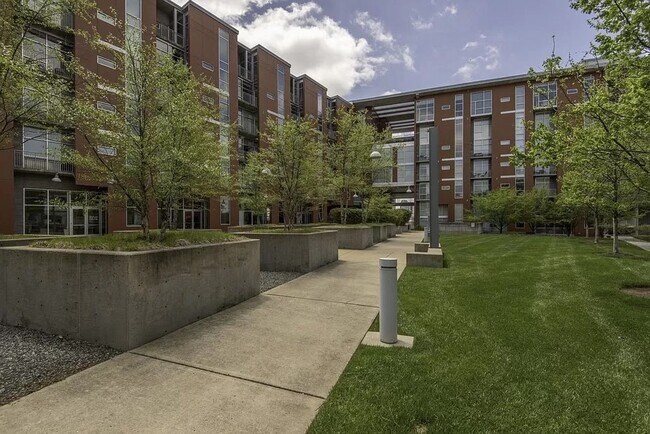 Building Photo - 1 Bed/1 Bath Condo at 5th and Main, Assigned Parking, Washer/Dryer/Covered Balcony