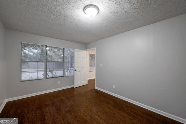 Building Photo - 614 Waynes Ct SE