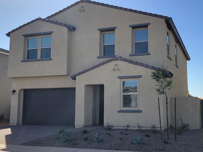 Front - 9309 E Static Ave