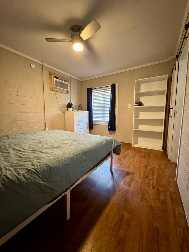 Building Photo - 402 S Holly St