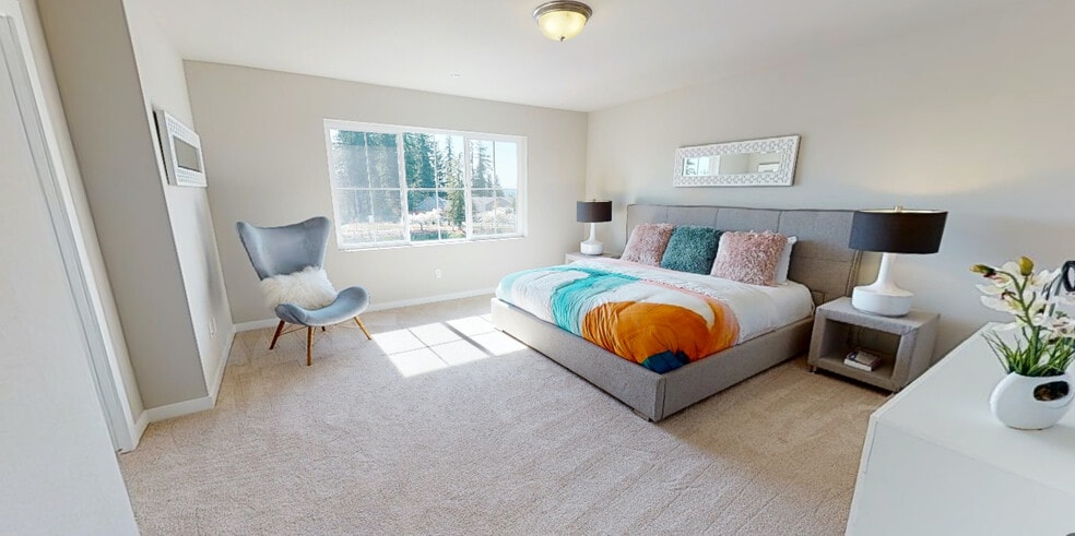 Huge Master Bedroom ( Has lots of space even with a king bed! ) - 1621 Seattle Hill Rd