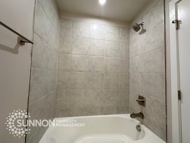 Building Photo - 3BR Townhome with Rooftop Deck in LoSo