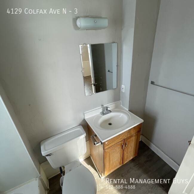 Building Photo - Nice 2 Bedroom! Laundry included, Off stre...