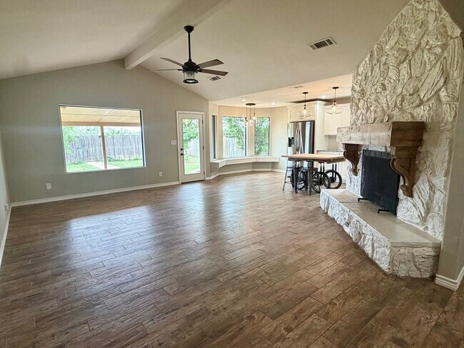 Building Photo - 8814 Holiday Dr