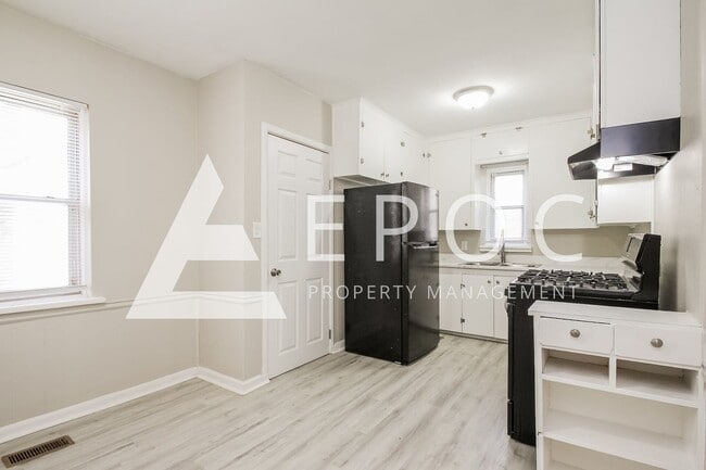 Building Photo - 817 N Gary Ave