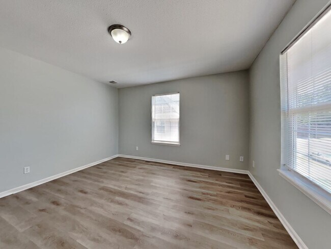 Building Photo - Charming 4-Bed, 2-Bath Home in Kansas City with Garage