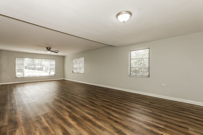 Building Photo - 3 BR/2BA | Newly Renovated Single Family Home | Large Covered Back Patio| In Valrico!