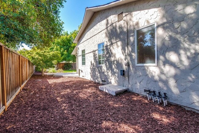 Building Photo - Beautiful 4 bedroom, 3 bath in desirable C...