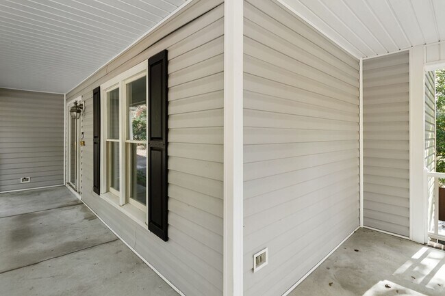 Building Photo - Beautiful 4 Bedroom/ 2 Story Home