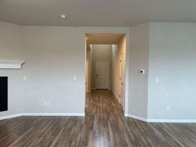 Building Photo - Beautiful 4 Bedroom 2.5 Bath Home Located ...