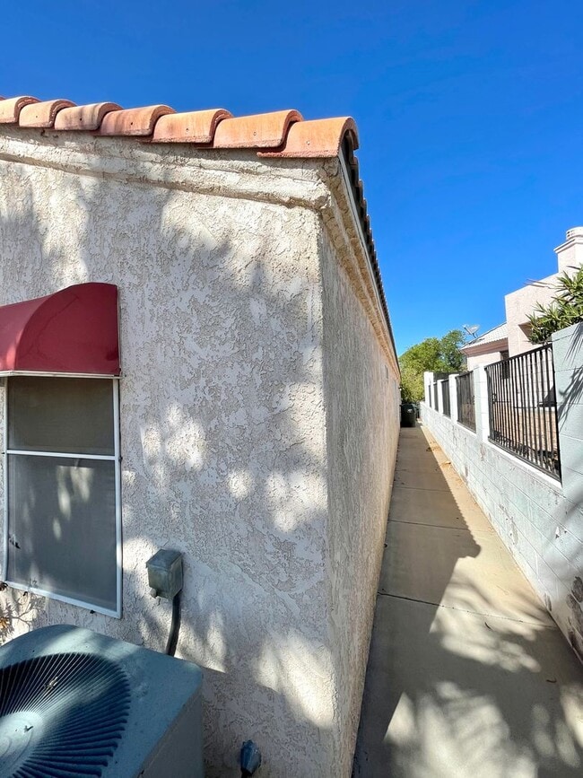 Building Photo - Great 3 Bedroom, 2 Bathroom Home in El Camino Village on the Parkway!