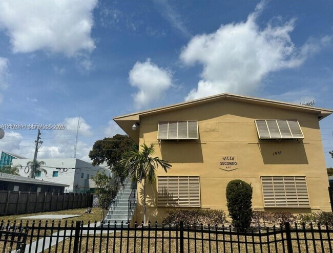 Building Photo - 1931 NE 168th St