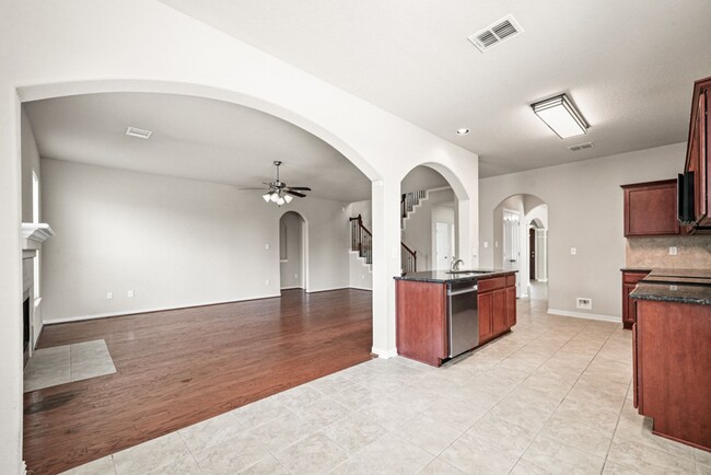 Building Photo - New Braunfels Beauty with plenty of SPACE!