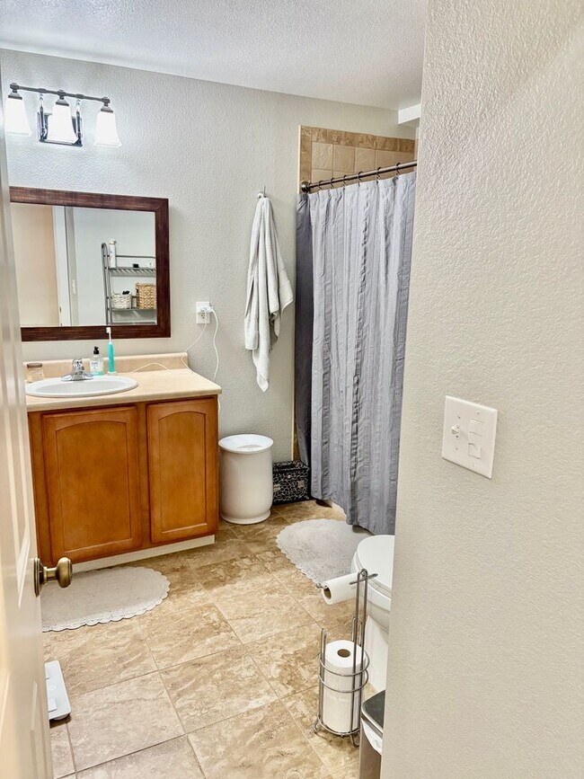 Building Photo - Stunning Home with ~4,000sqft of Living Space In a Great Location!