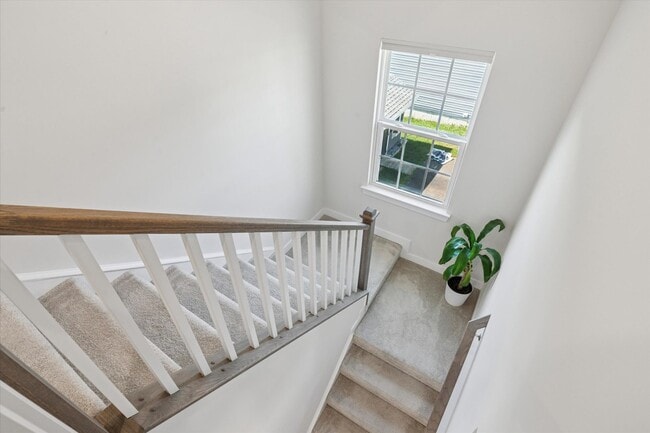 Building Photo - Beautifully Upgraded 4B/3.5B Home with Dec...