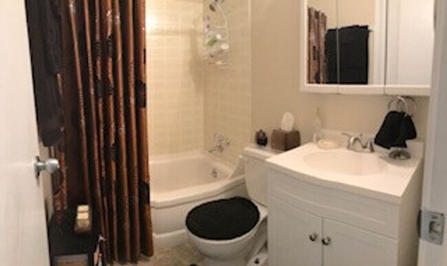 Building Photo - 3 Bedroom Ranch Home Avail August 2026;  M...