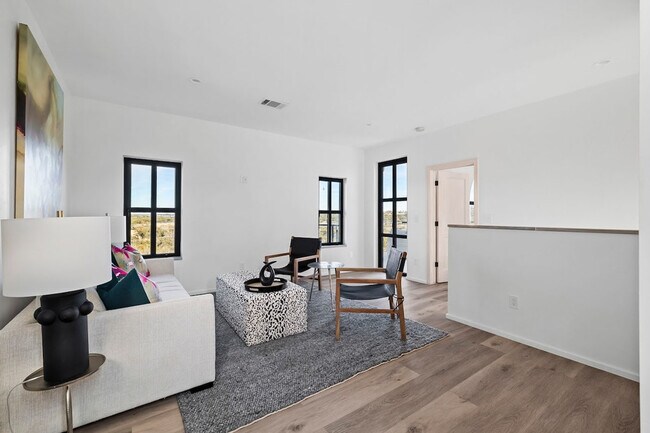 Building Photo - 2701 Bumble Bee Dr