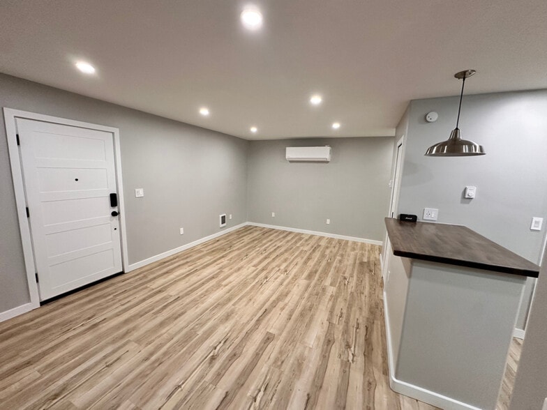 Building Photo - 328 E Livingston St