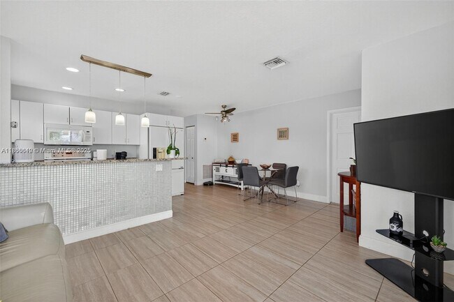 Building Photo - 2715 NE 49th St