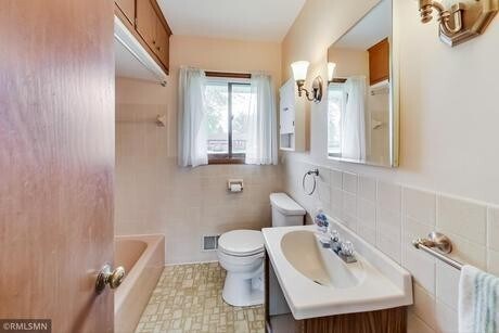 Building Photo - 3800 Commodore Dr