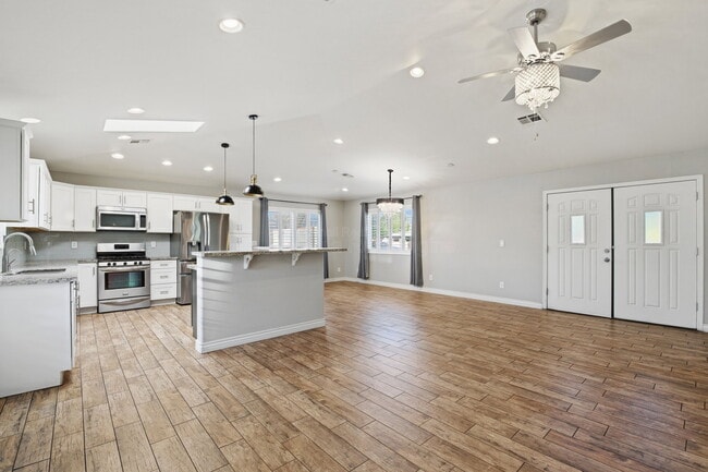 Building Photo - 1901 N Rosemont Blvd