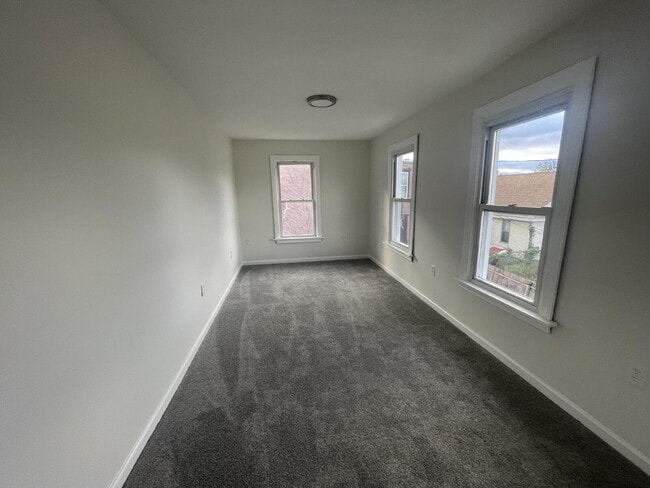 Building Photo - "Spacious 5-Bedroom Gem with 2 Full Baths on Logan Street - Your Harrisburg Haven Awaits!"