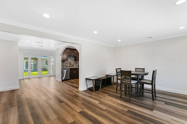 Building Photo - 420 N Batavia St