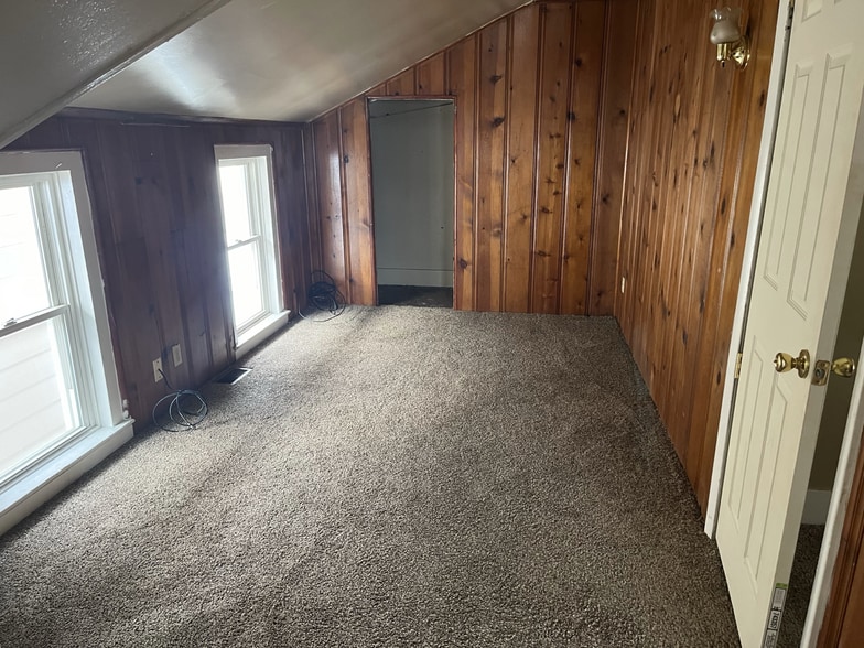 Building Photo - 633 E 11th St