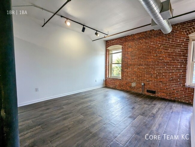 Building Photo - Large Loft in River Market!