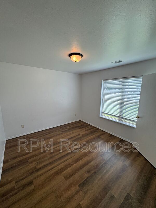 Building Photo - 7404 Park Meadow Dr