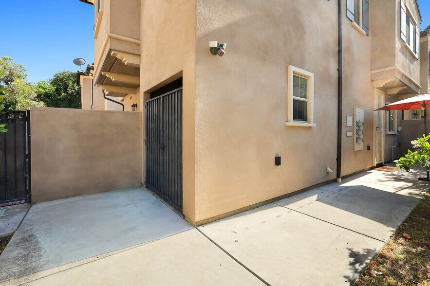 Building Photo - 808 S Golden W Ave