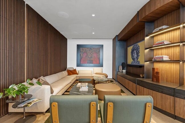 Building Photo - 610 Davis St