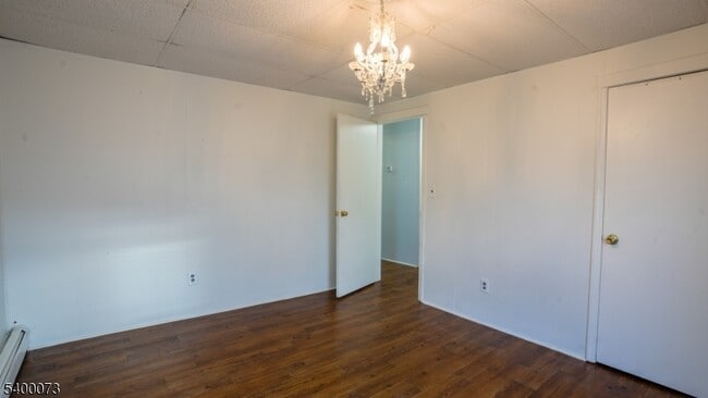 Building Photo - 910 Main St