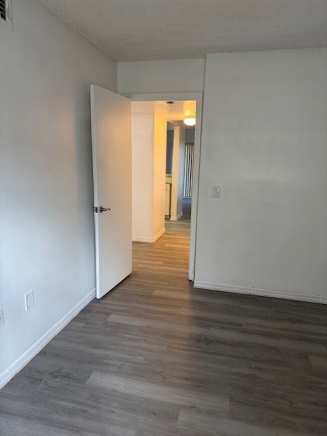 Building Photo - Large One bedroom Condo
