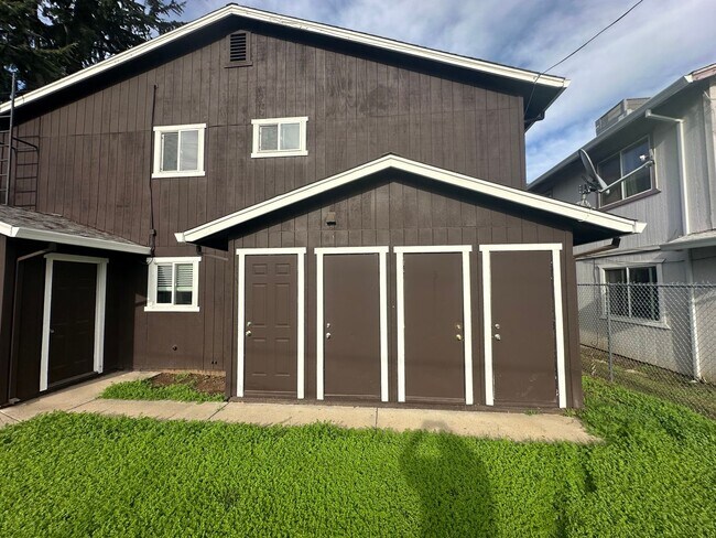 Building Photo - 1948 Country Club Ct