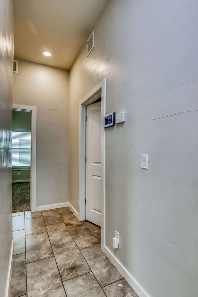 Building Photo - Beautiful East side House with 4 bed-2 baths
